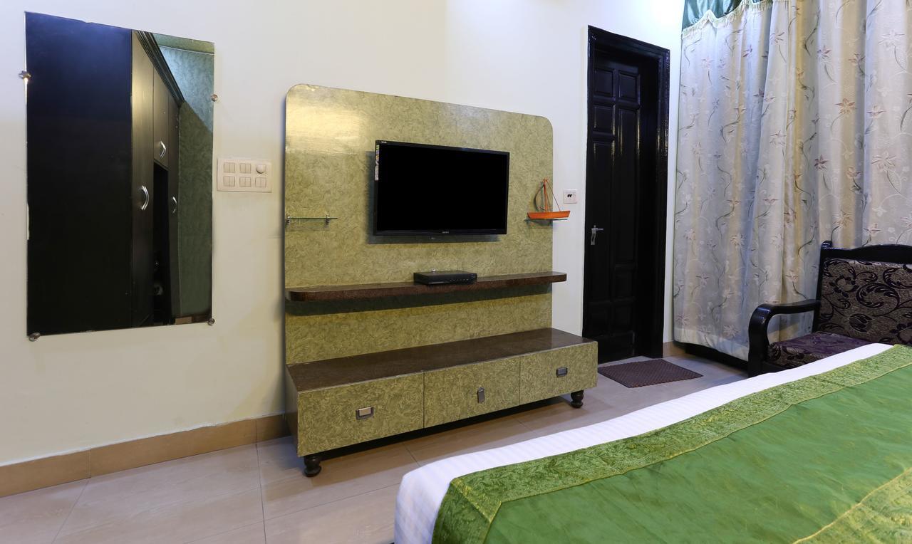 Treebo Trip Sswag 18 Expressway Noida Exterior foto