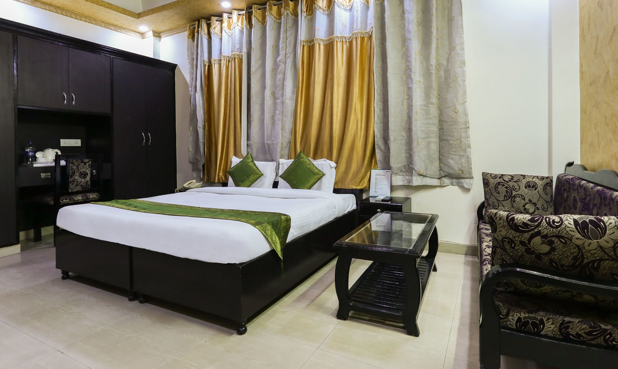 Treebo Trip Sswag 18 Expressway Noida Exterior foto