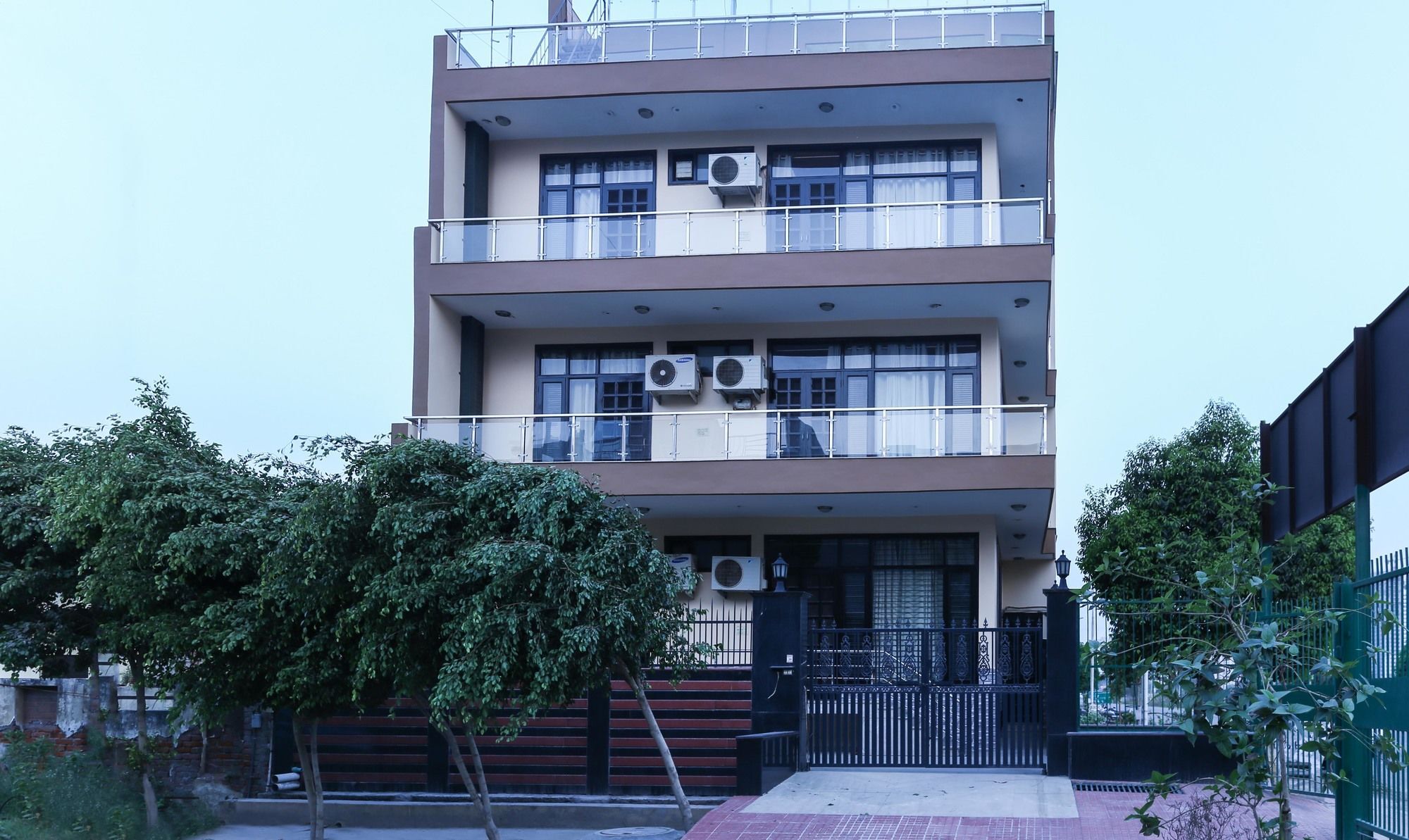 Treebo Trip Sswag 18 Expressway Noida Exterior foto