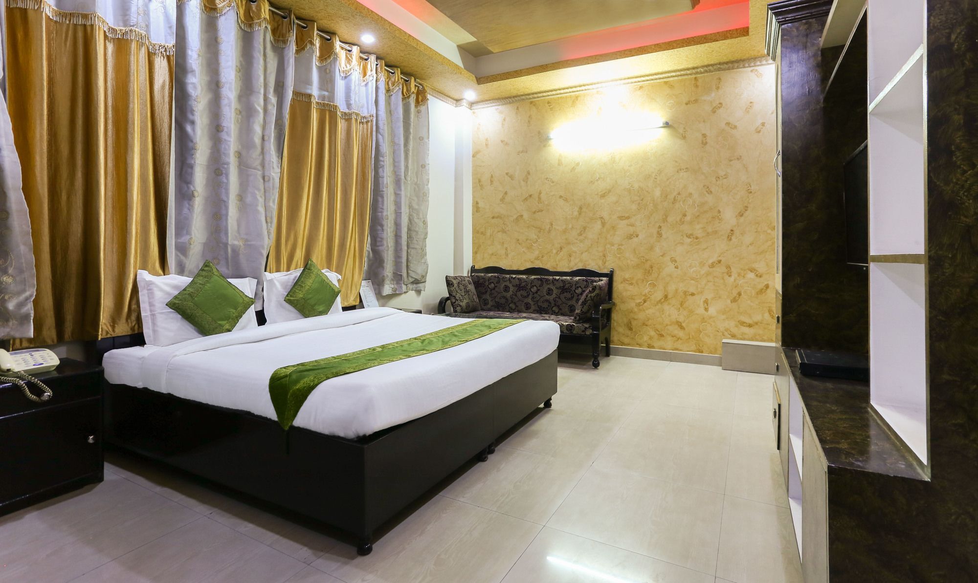 Treebo Trip Sswag 18 Expressway Noida Exterior foto